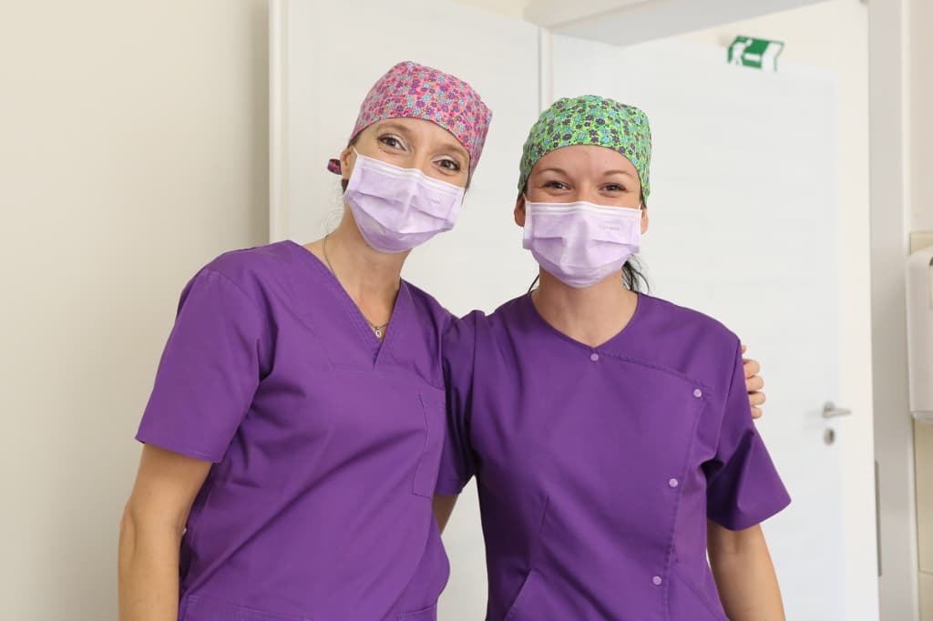 Dr. Maráz Kinga Belovai Erzsébet asszisztenssel - Dentoplant Fogászat Szeged