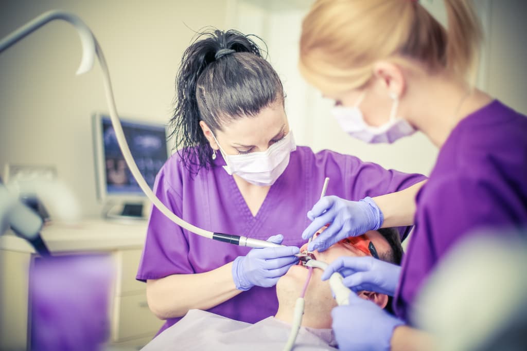 Dr. Vida Ágoston Melinda fogászati kezelést végez