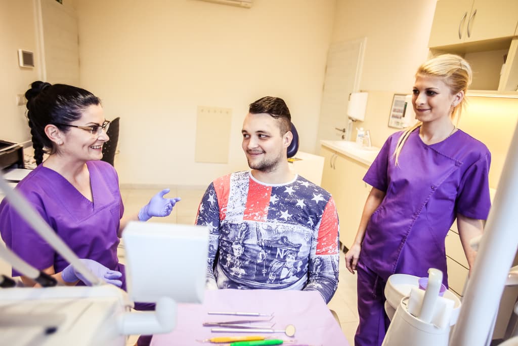 Dr. Vida Ágoston Melinda megbeszélés közben