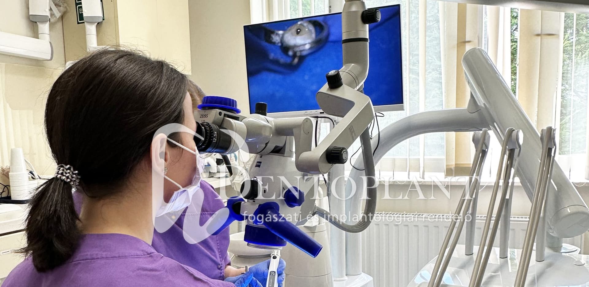 Mikroszkópos fogászat munka közben a Dentoplant rendelőben (5)